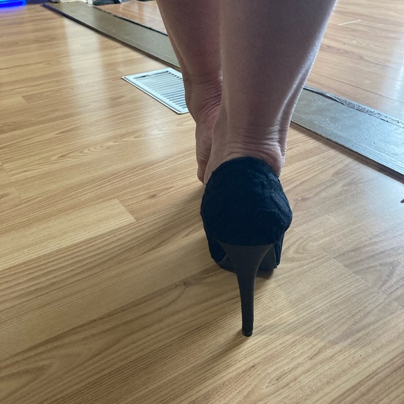 Women’s sz 8 - Chinese laundry nwot - black lace with toe bow - Picture 4 of 4